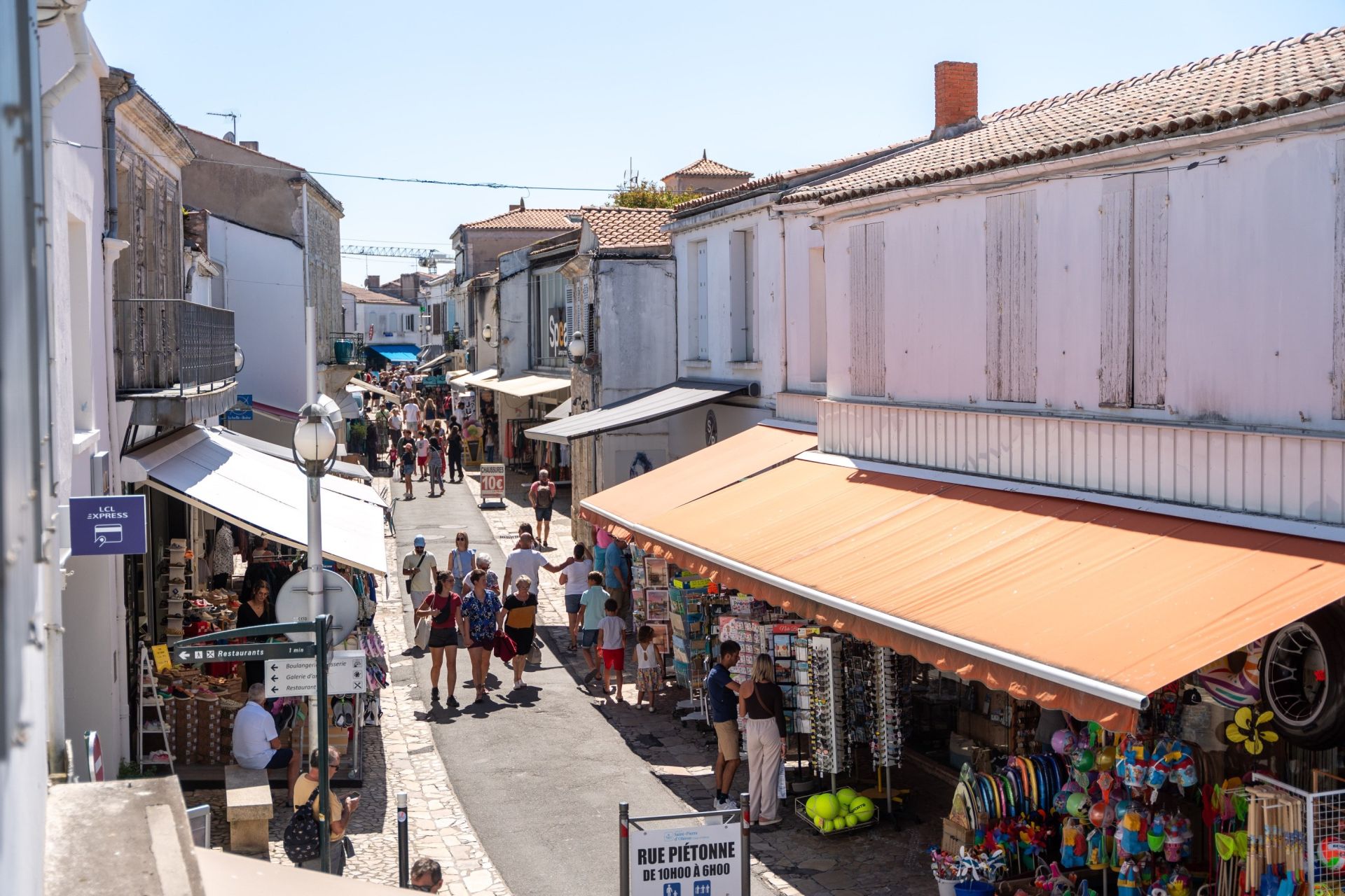 apartment 6 Rooms for sale on ST PIERRE D OLERON (17310)