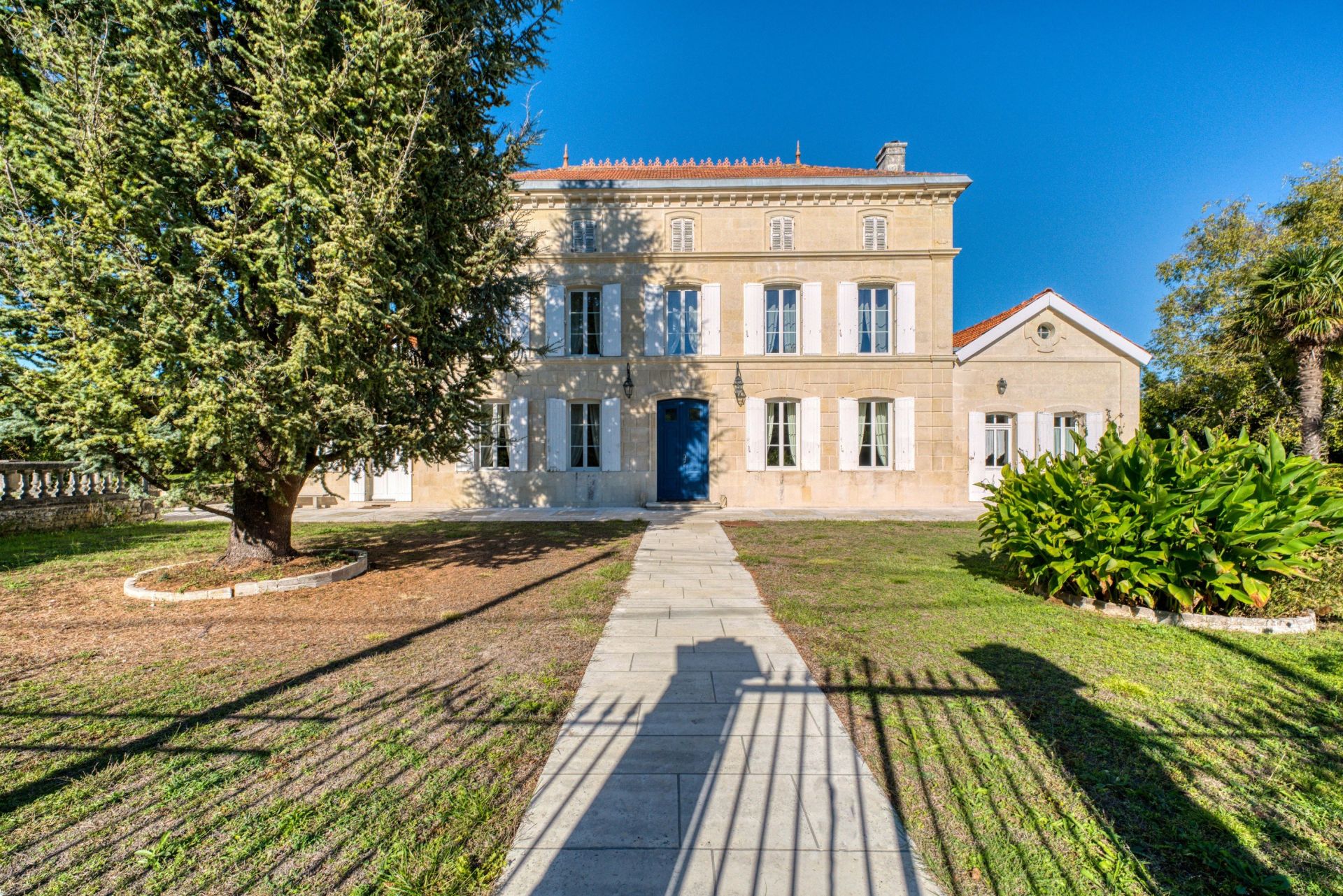 mansion 13 Rooms for sale on COGNAC (16100)